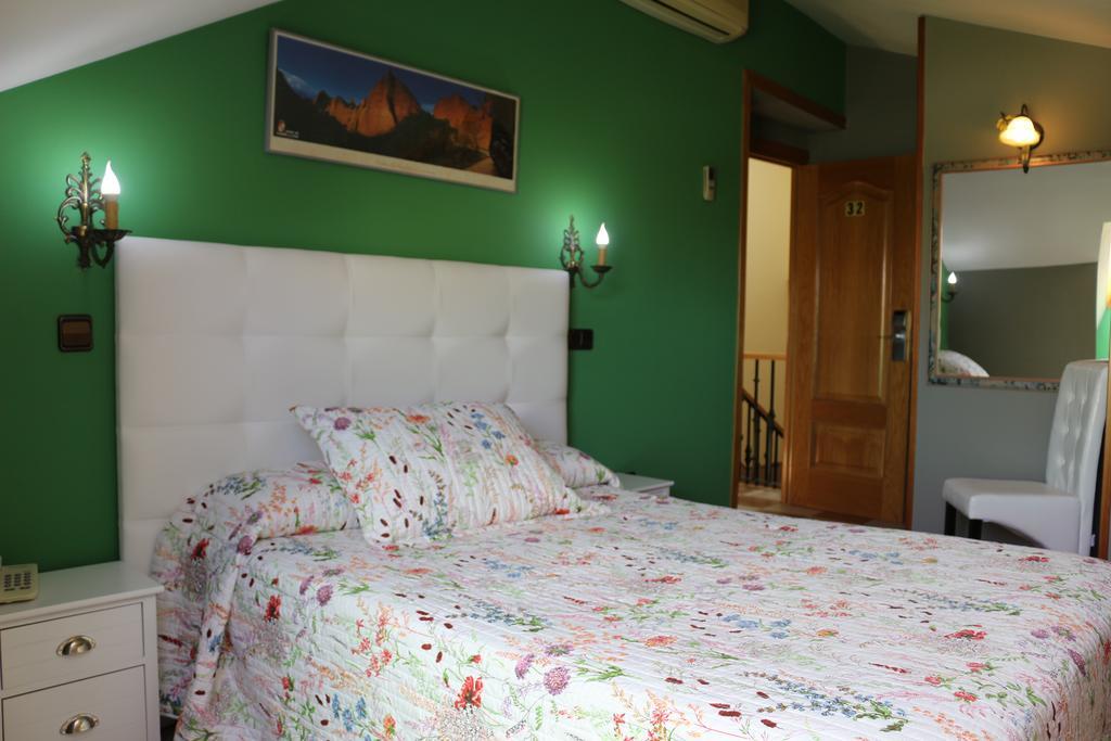 Hostal Don Jaime II Segovia Luaran gambar