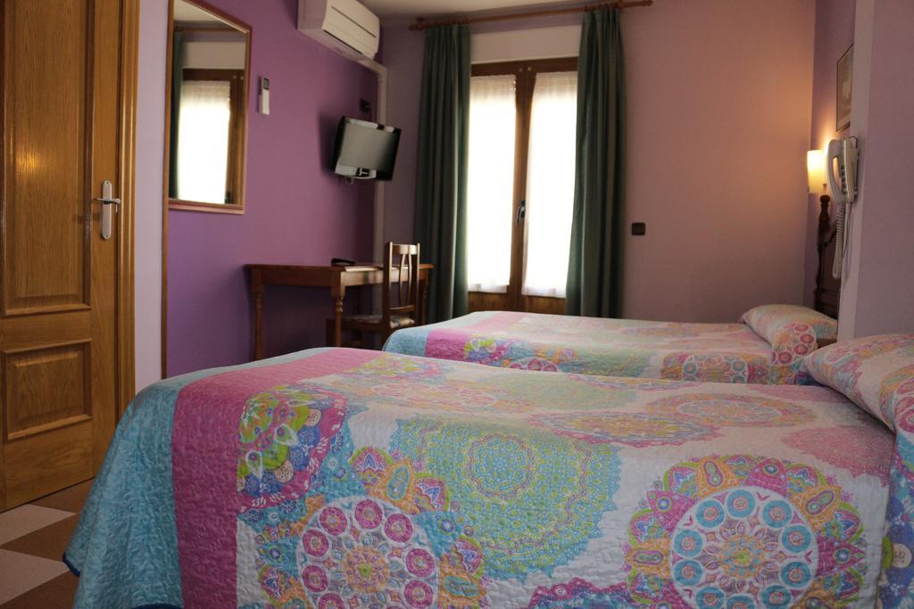 Hostal Don Jaime II Segovia Luaran gambar