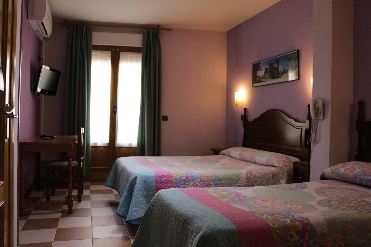 Hostal Don Jaime II Segovia Luaran gambar